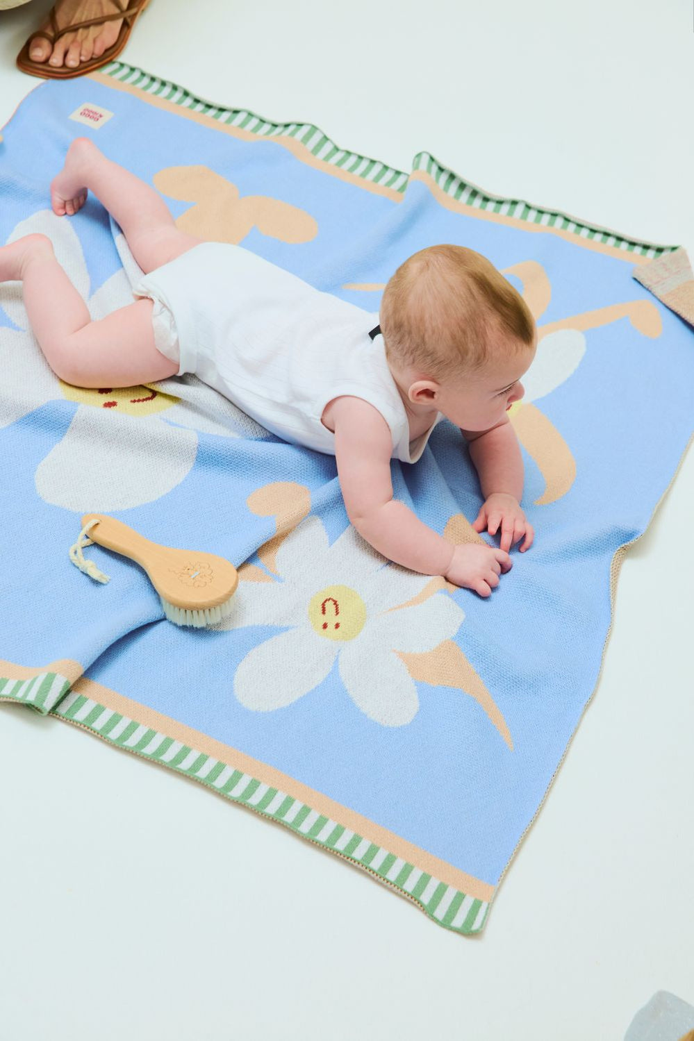 Cosy Baby Blanket - Dancing Daisies - Blue - image 3