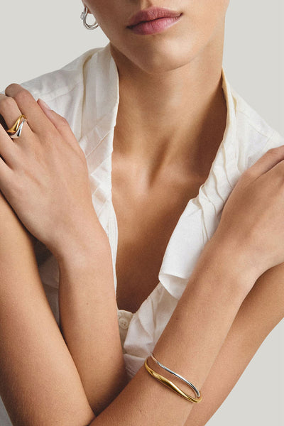 Bangle With Wave Design In Gold - Gold - image 3