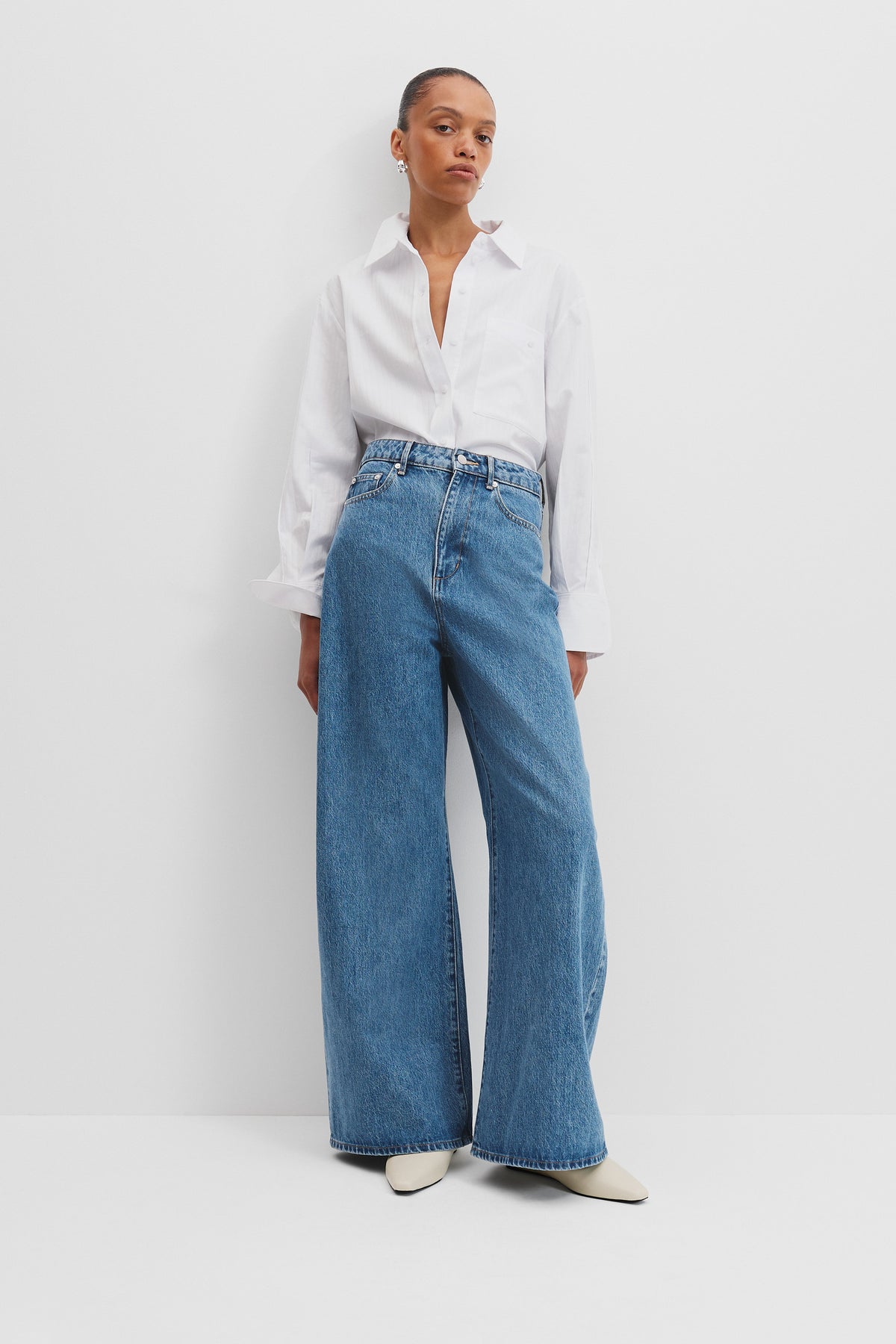 Curved Wide Leg Jean