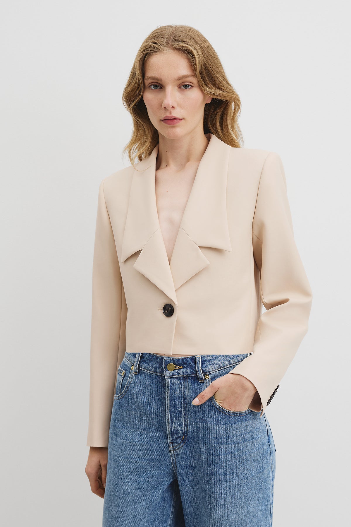 Cropped Lapel Blazer