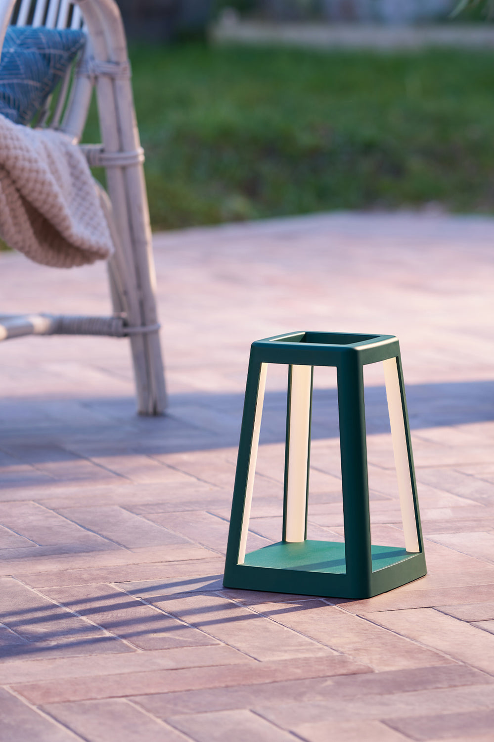 Lantern Portable Lamp With Built-in Wireless Charger - Green - Green - image 4